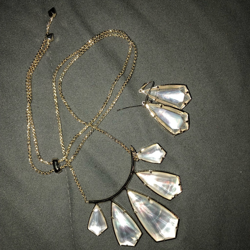 Kendra Scott earrings for sale. Super elegant